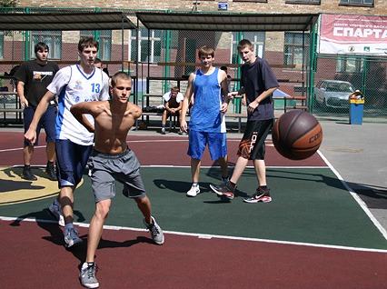 Хмельницкий получил Сникерс, а мог - 8 000 рублей